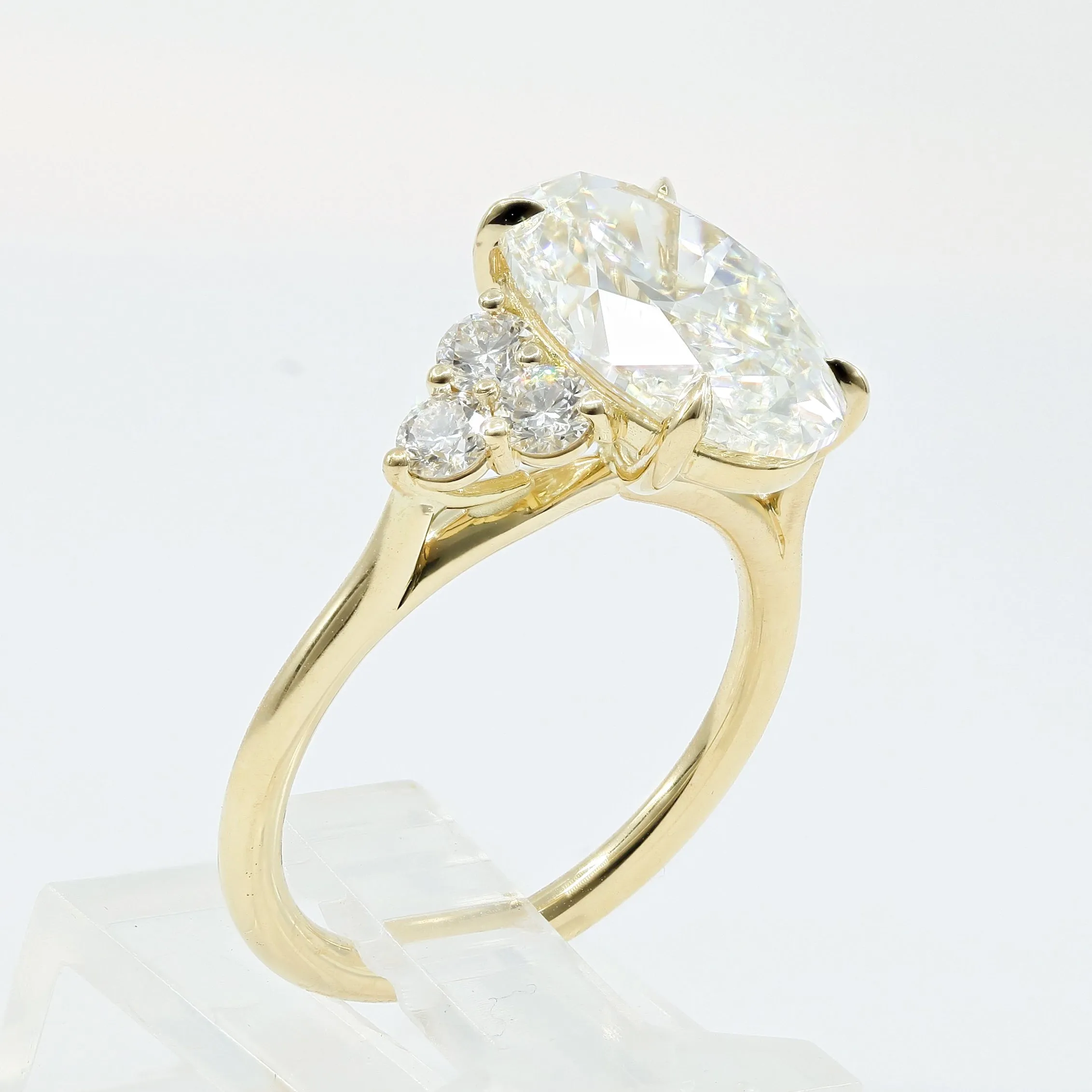 18K YELLOW GOLD 4.51CT OVAL BRILLIANT DIAMOND ENGAGEMENT RING WITH ACCENTS