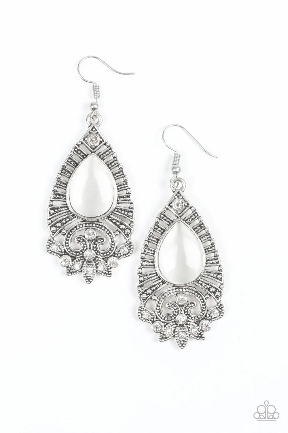 Paparazzi Accessories  - Majestically Malibu #E115 - White Earring