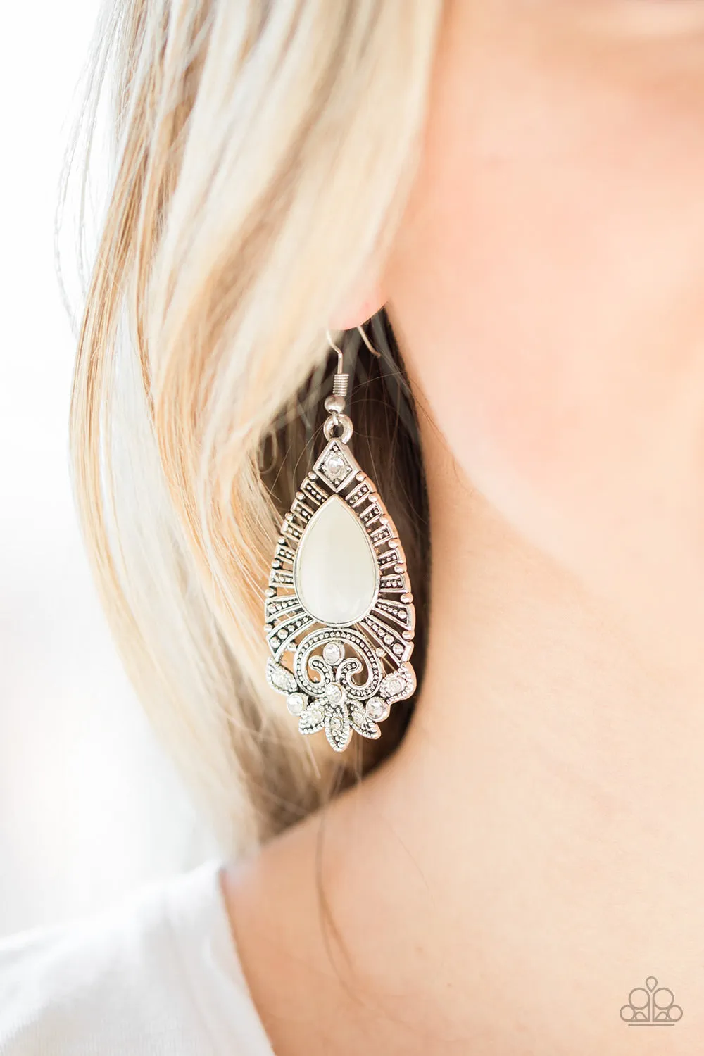 Paparazzi Accessories  - Majestically Malibu #E115 - White Earring